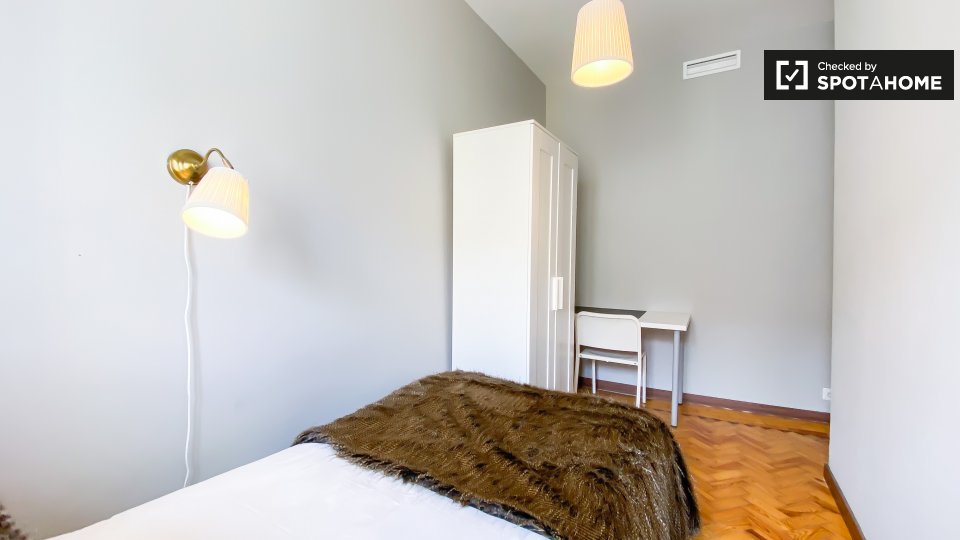 Double room Lisbon, 5 beds — photo 40