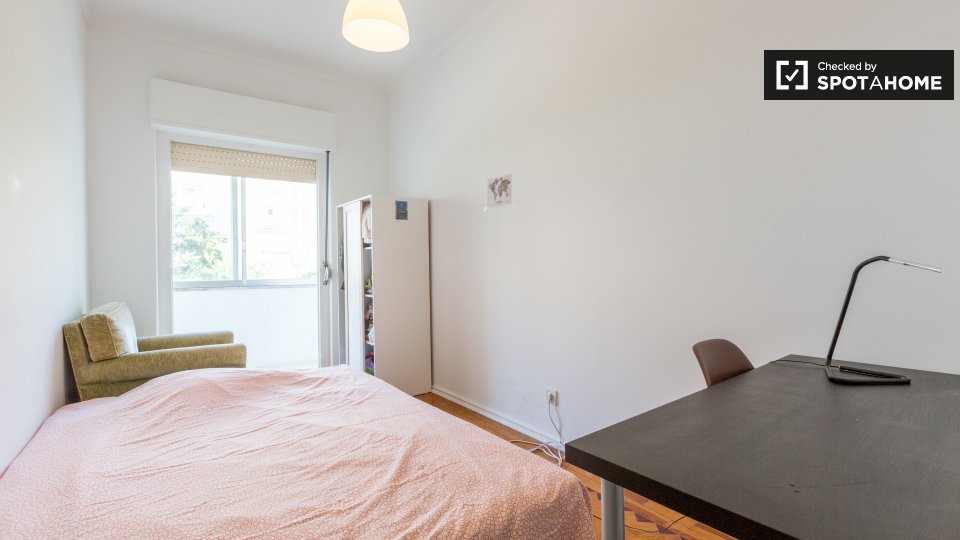 Double room Lisbon, 3 beds — photo 1