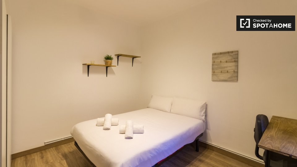 Apartment Barcelona, 4 beds, 70m² — photo 1