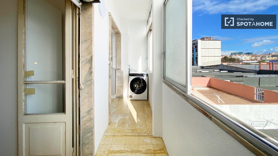 Double room Lisbon, 3 beds, 70m² — photo 7