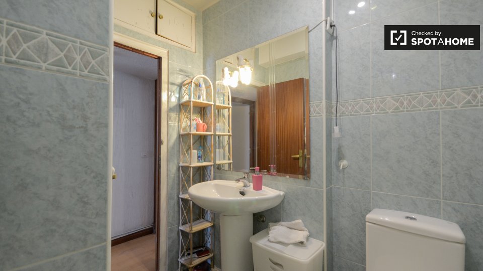 Double room Madrid, 3 beds — photo 15