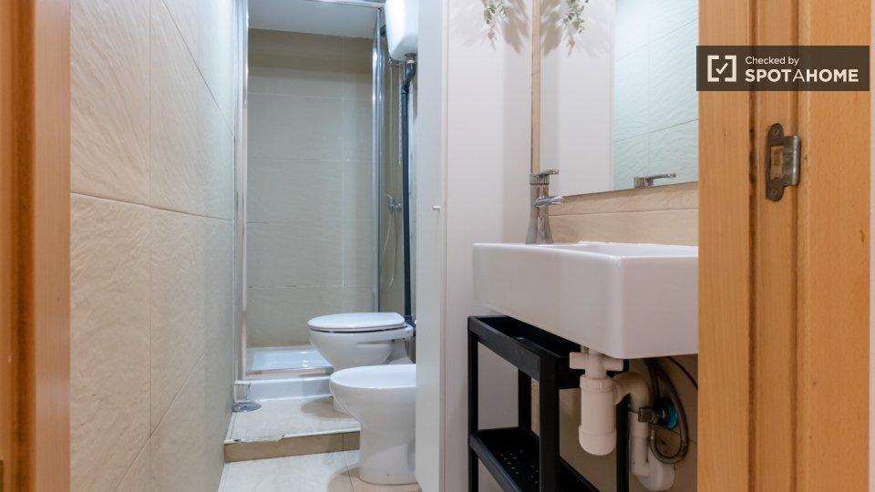Double room Madrid, 3 beds — photo 33