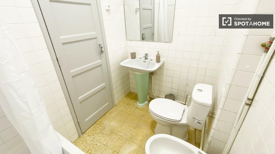 Double room Lisbon, 3 beds, 70m² — photo 17