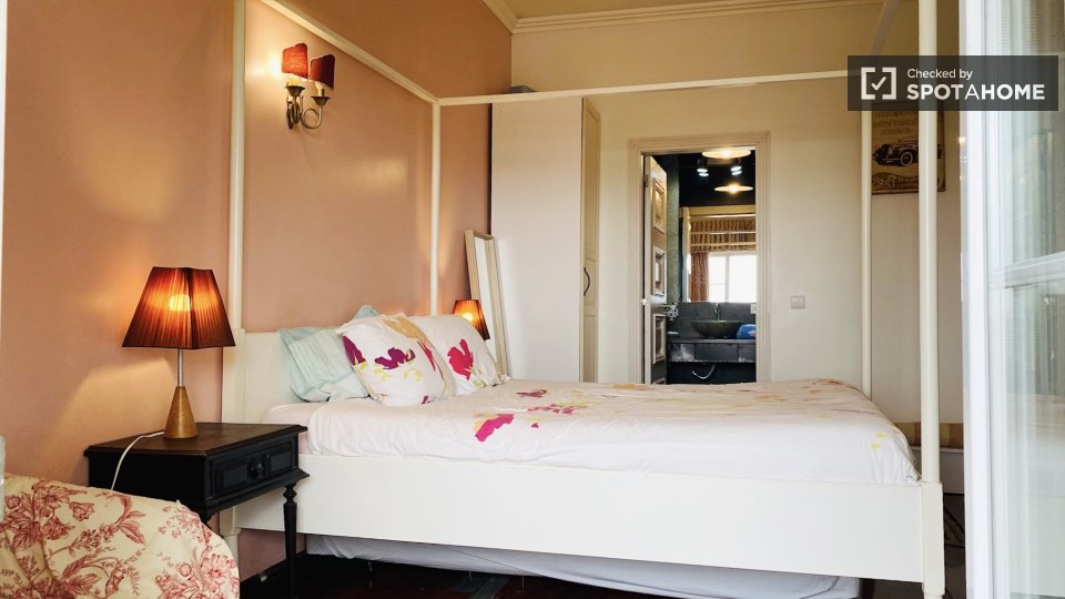 Double room Lisbon, 3 beds — photo 13