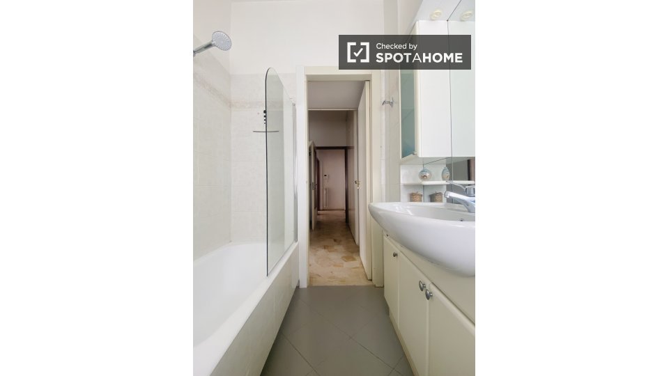 Double room Milan, 2 beds — photo 6