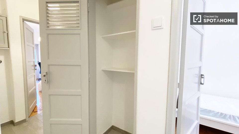 Double room Lisbon, 3 beds, 70m² — photo 3