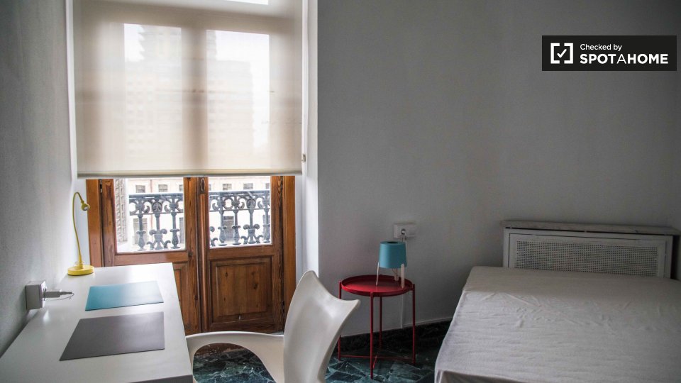 Room in 10-bedroom apartment in Ciutat Vella, Valencia - a Valencia