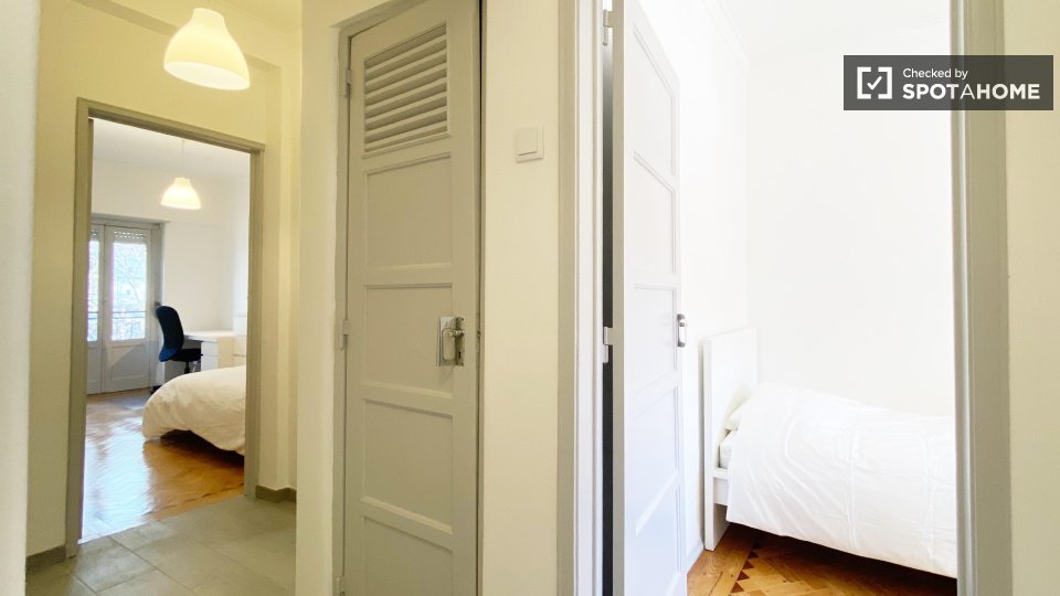 Double room Lisbon, 3 beds, 70m² — photo 8