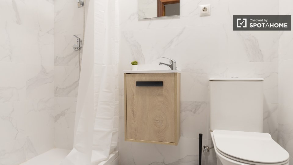 Double room Madrid, 5 beds — photo 3