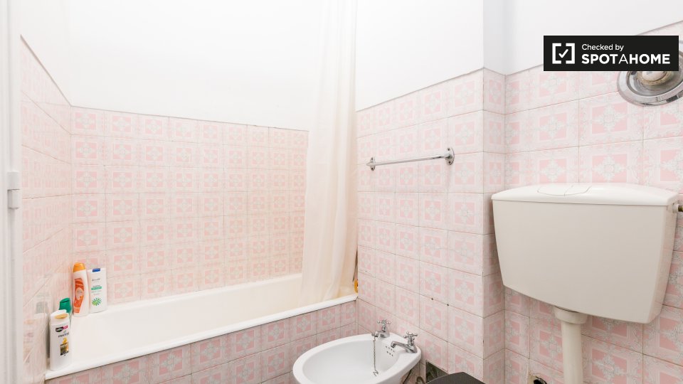 Double room Lisbon, 3 beds — photo 12