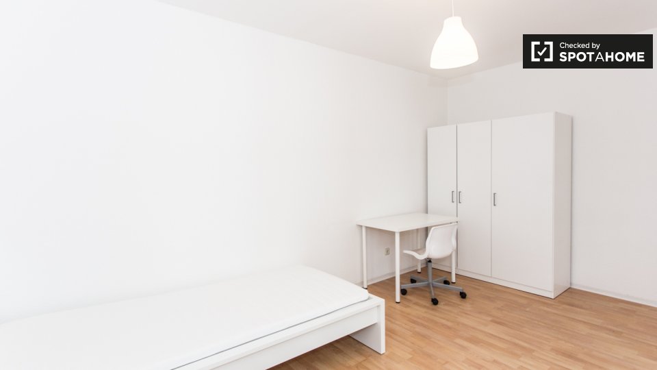 Double room Berlin, 3 beds, 67m² — photo 8