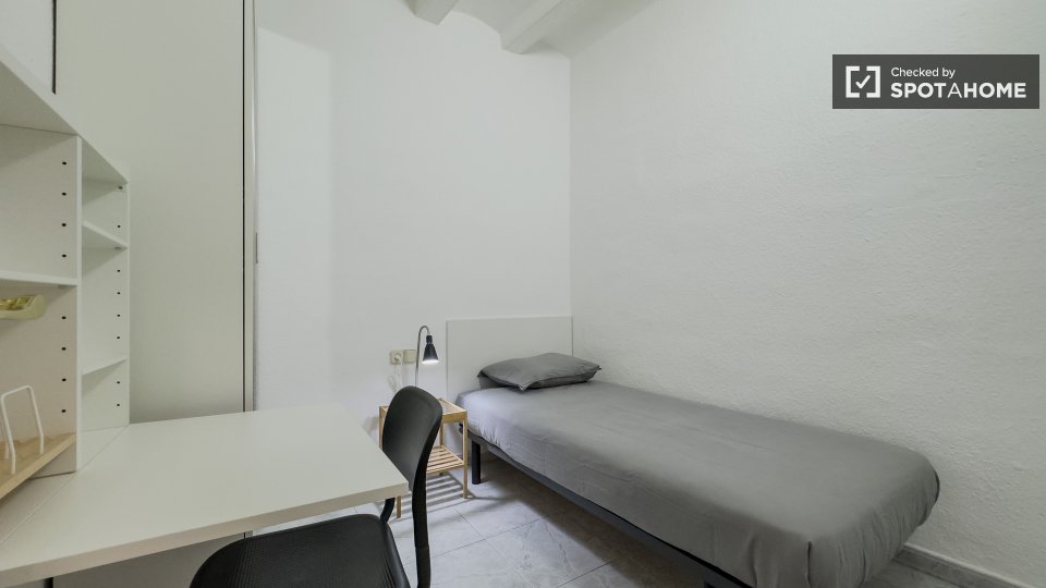Double room Barcelona, 3 beds — photo 18
