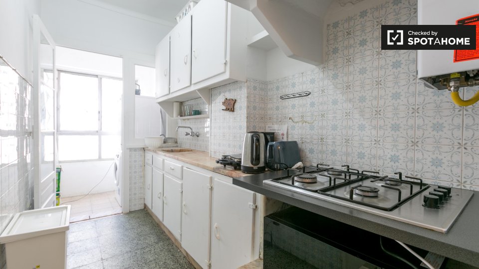 Double room Lisbon, 3 beds, 60m² — photo 7