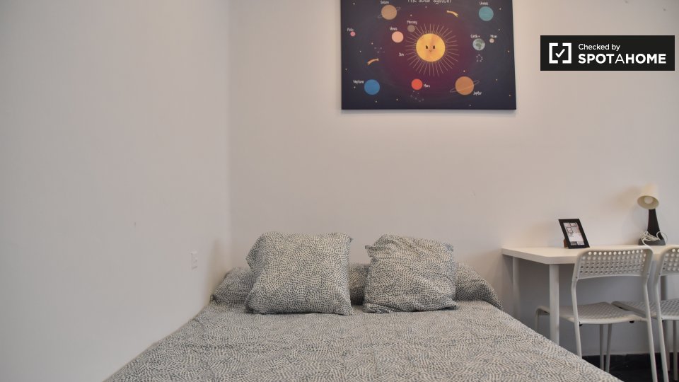 Room for rent in 5-bedroom apartment in Gran Vía, Valencia - a Valencia