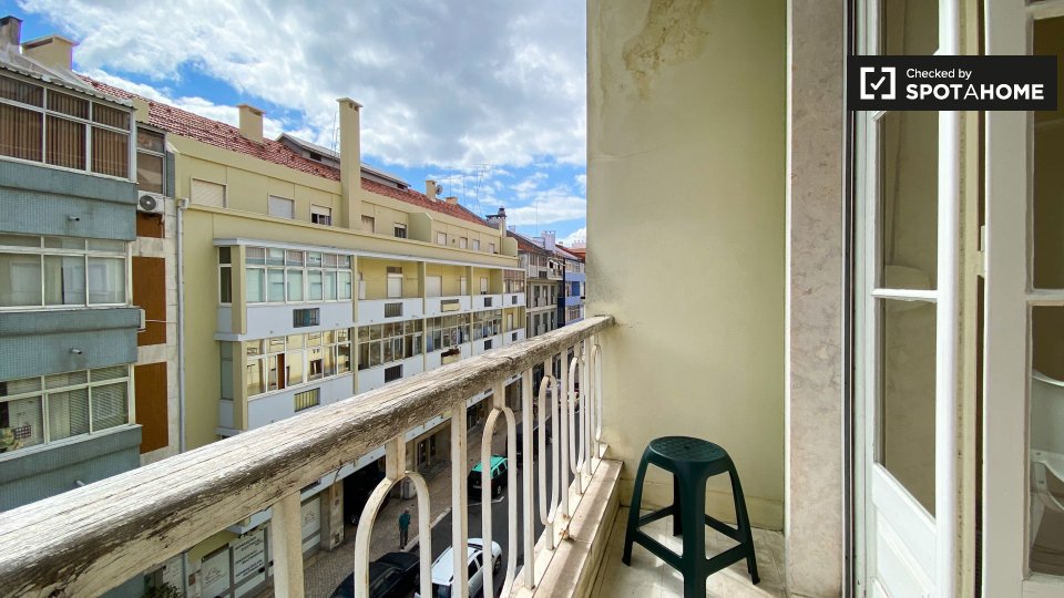 Double room Lisbon, 3 beds — photo 18