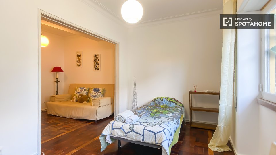 Double room Lisbon, 3 beds, 78m² — photo 14