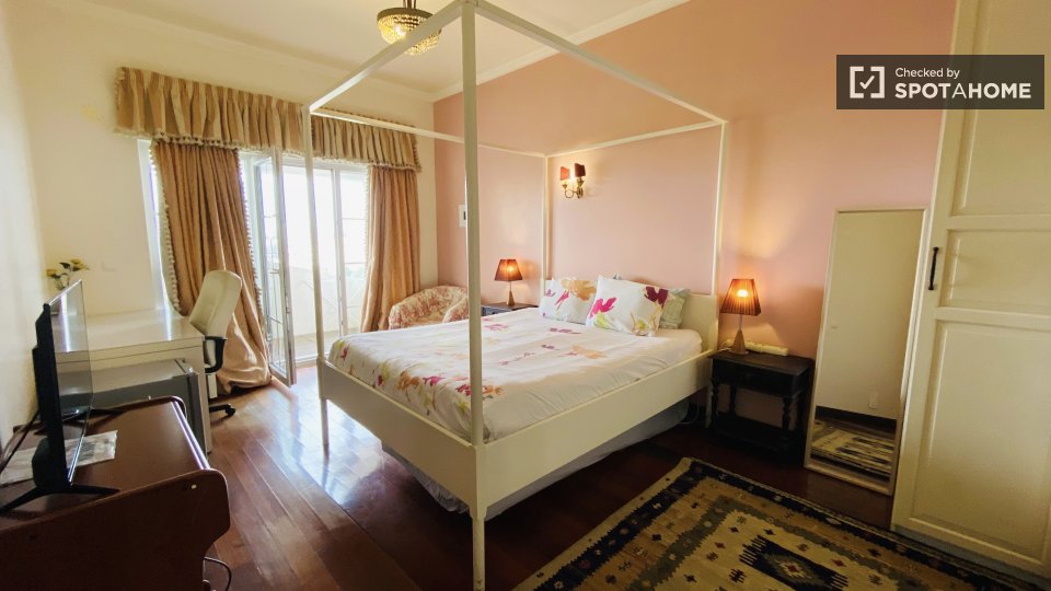 Double room Lisbon, 3 beds — photo 11