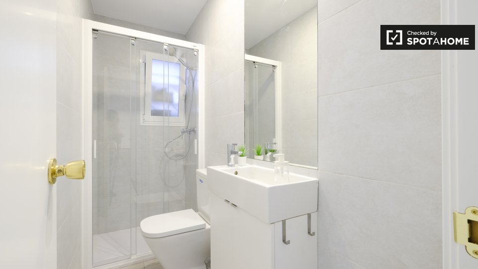 Double room Madrid, 6 beds, 160m² — photo 15