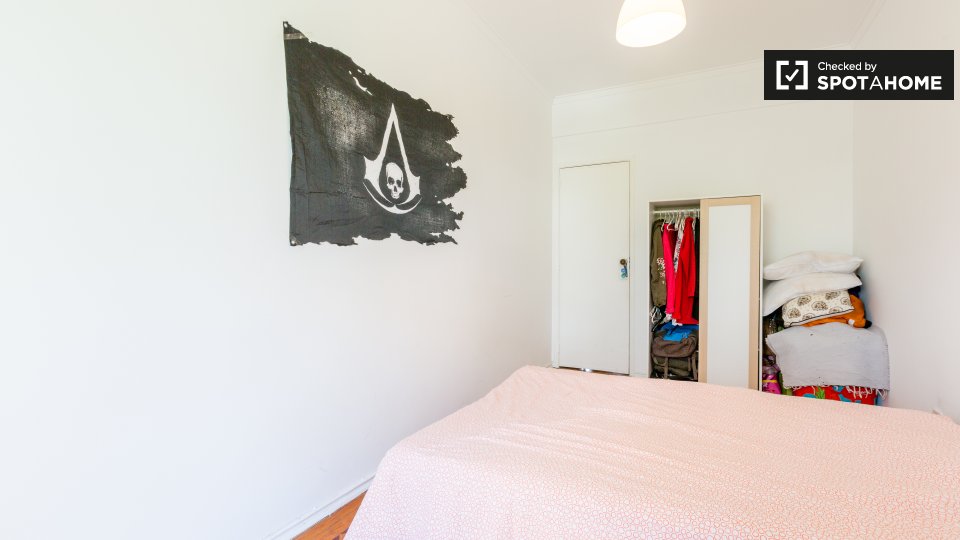 Double room Lisbon, 3 beds — photo 16