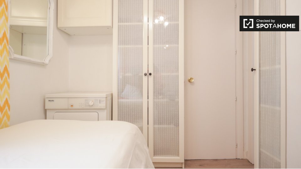 Double room Madrid, 3 beds — photo 10