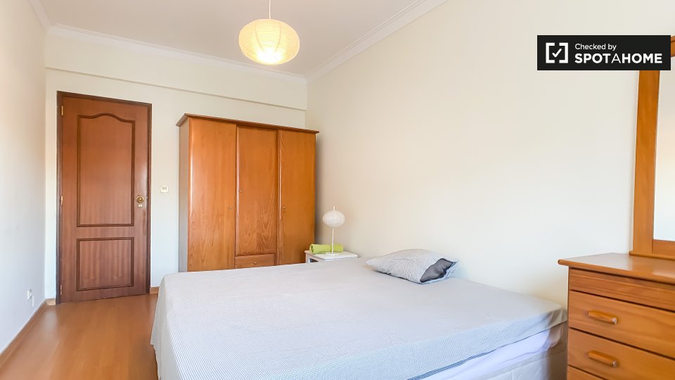Double room Lisbon, 3 beds, 65m² — photo 2