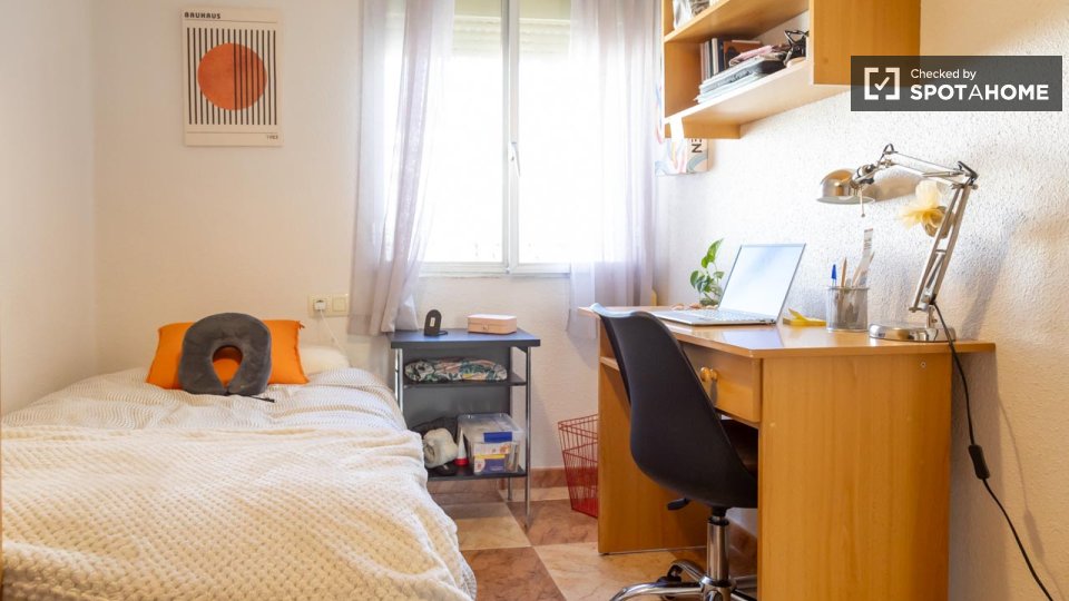Double room Madrid, 3 beds — photo 14
