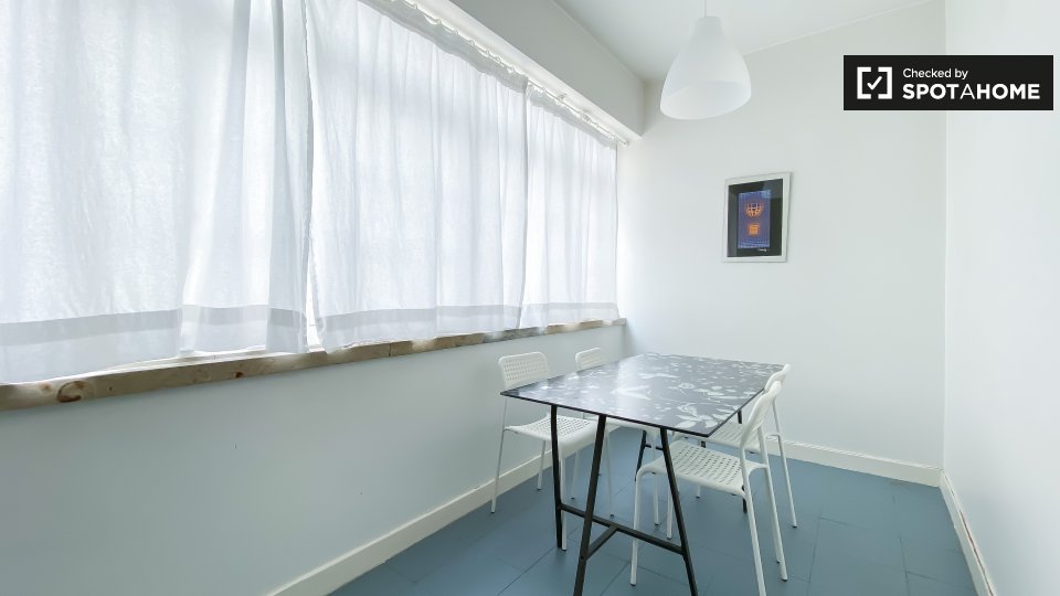 Double room Lisbon, 3 beds — photo 9