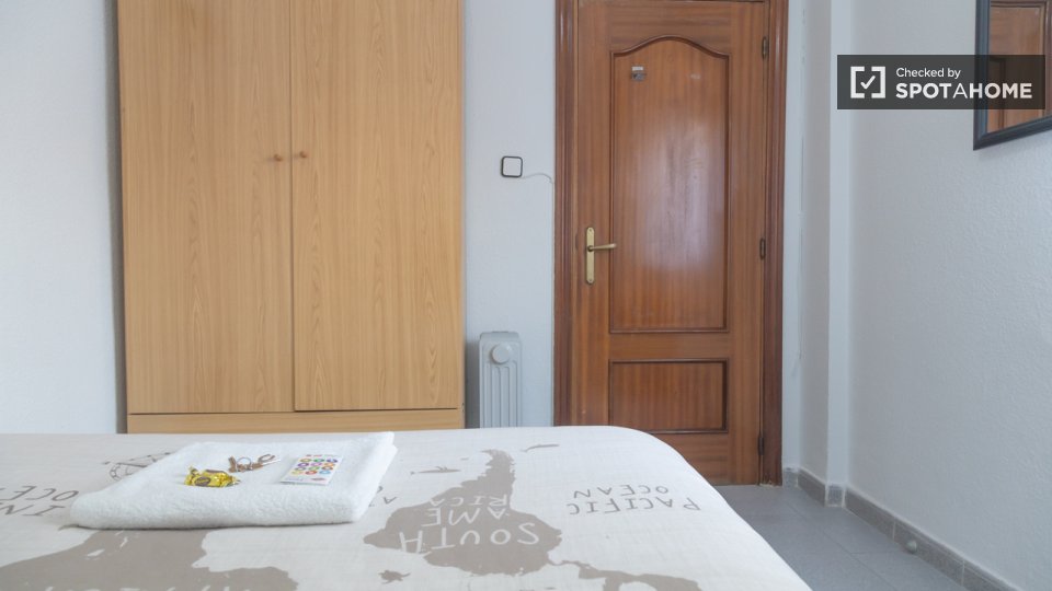 Double room Madrid, 3 beds — photo 18