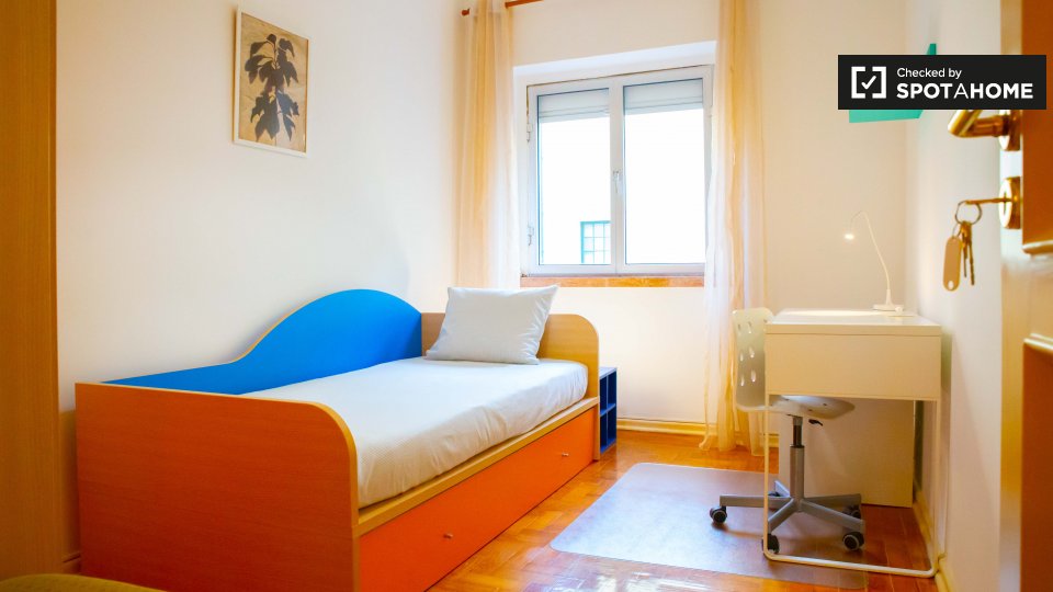 Double room Lisbon, 3 beds, 60m² — photo 3