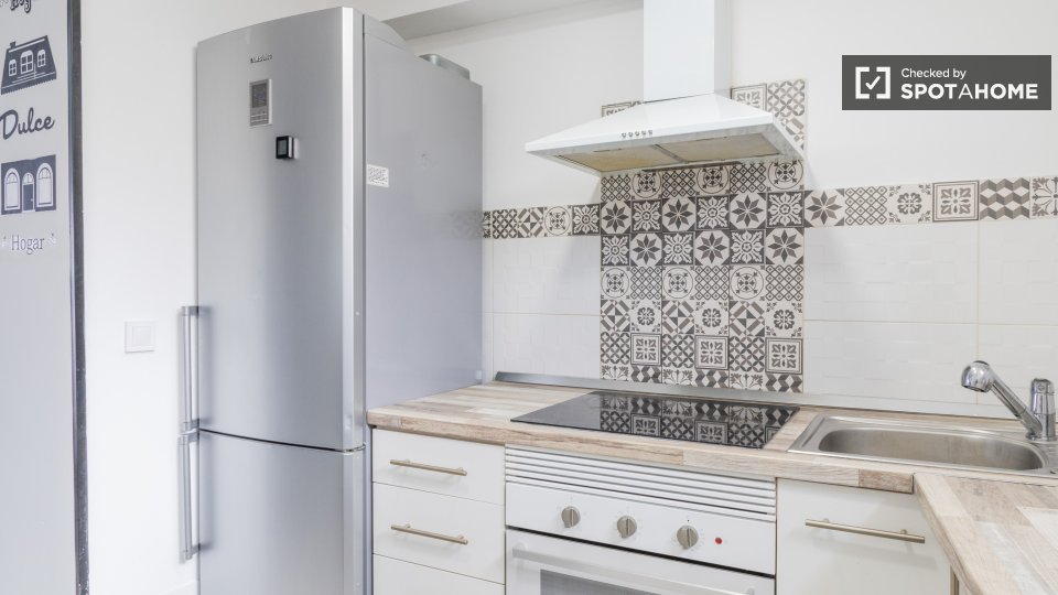 Double room Madrid, 3 beds — photo 25