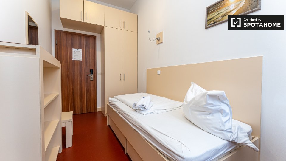 Double room Berlin, 2 beds, 15m² — photo 9