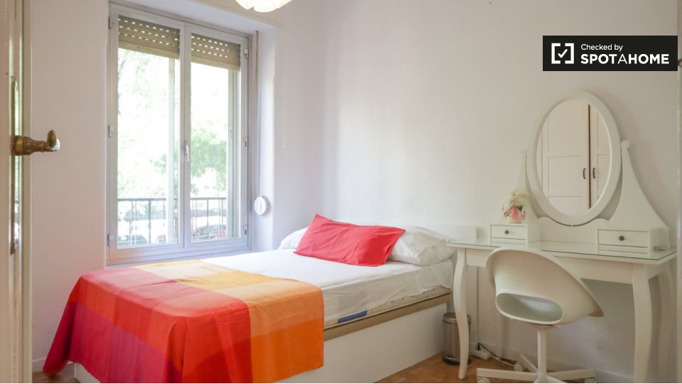 Double room Madrid, 3 beds, 60m² — photo 1