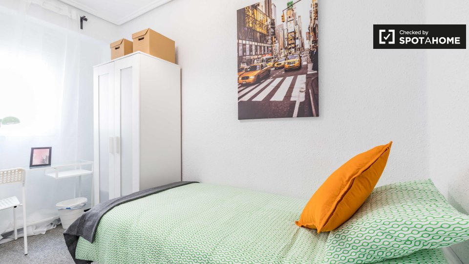 Se alquila habitación en apartamento de 6 dormitorios en L'Eixample.