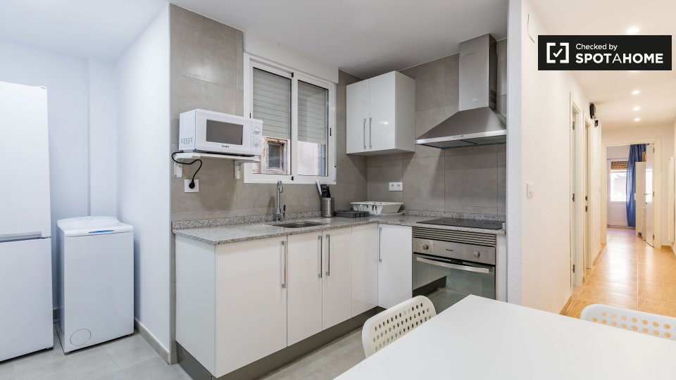 Double room Valencia, 3 beds, 80m² — photo 6