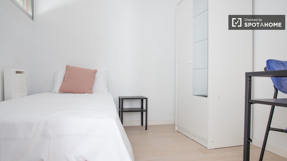 Double room Madrid, 3 beds, 56m² — photo 5
