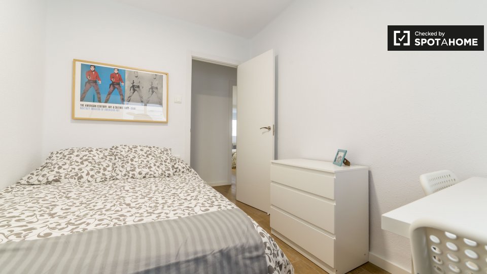 Acogedora habitación en un apartamento de 5 dormitorios en L'Eixample, Valencia