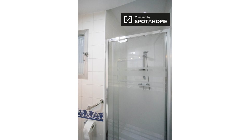 Double room Madrid, 5 beds, 110m² — photo 17