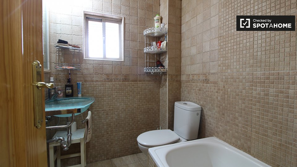 Double room Madrid, 3 beds, 80m² — photo 17