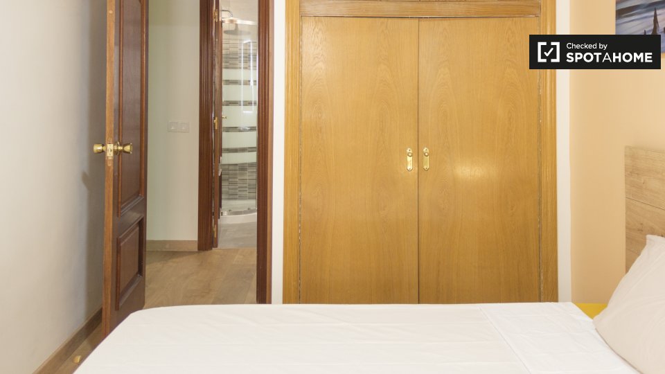 Double room Madrid, 5 beds, 120m² — photo 2