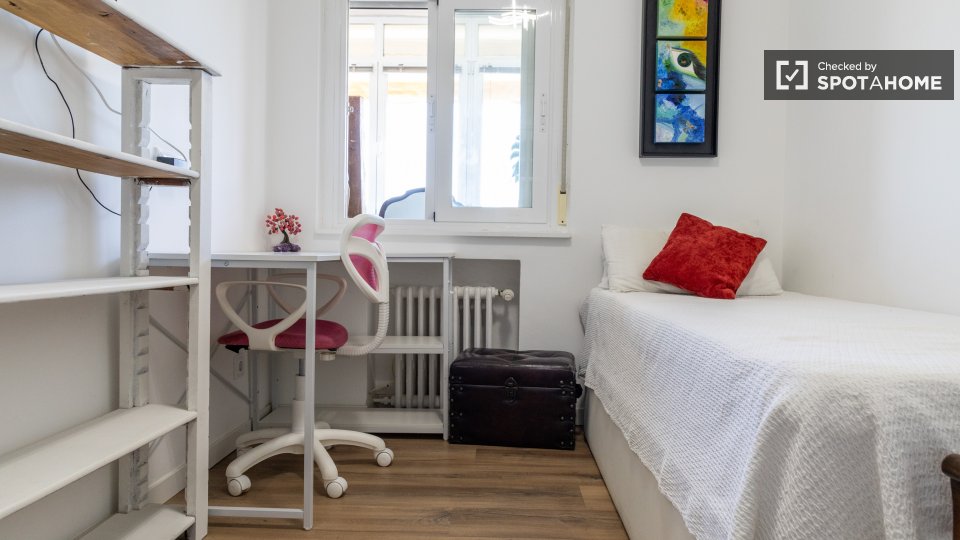 Double room Madrid, 3 beds — photo 8