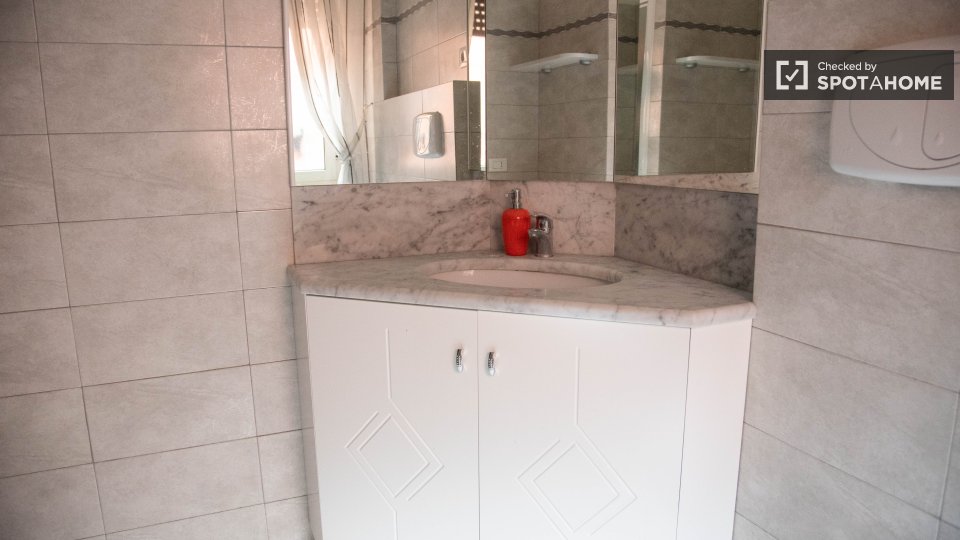 Double room Rome, 3 beds — photo 17