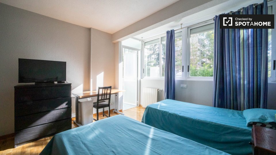 Double room Madrid, 3 beds, 110m² — photo 2