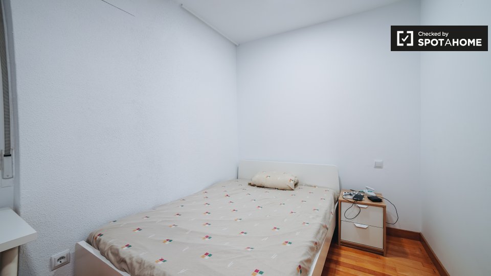 Double room Madrid, 7 beds, 200m² — photo 4