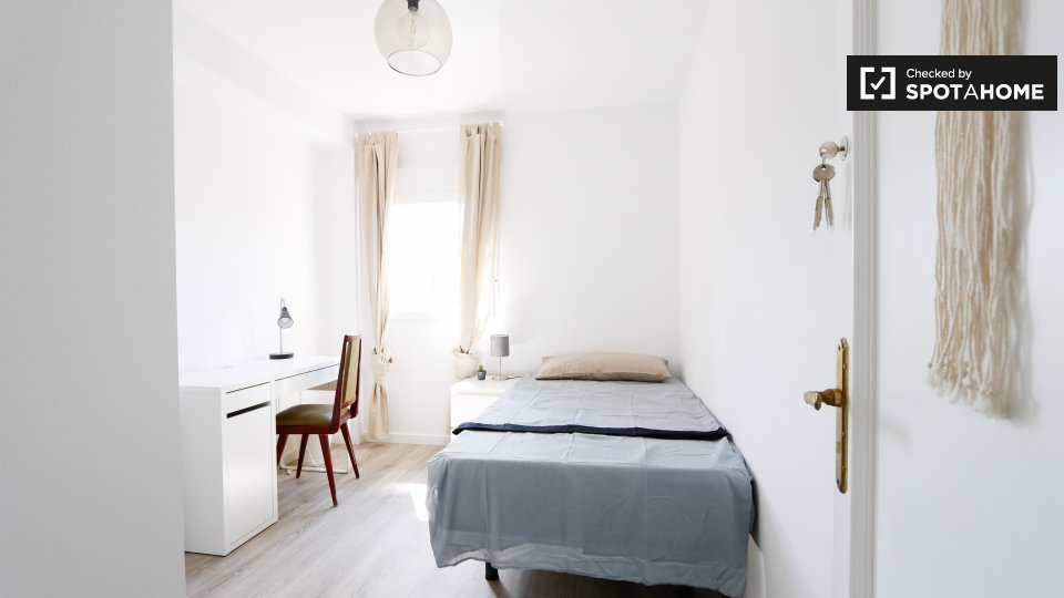 Double room Madrid, 3 beds, 85m² — photo 2