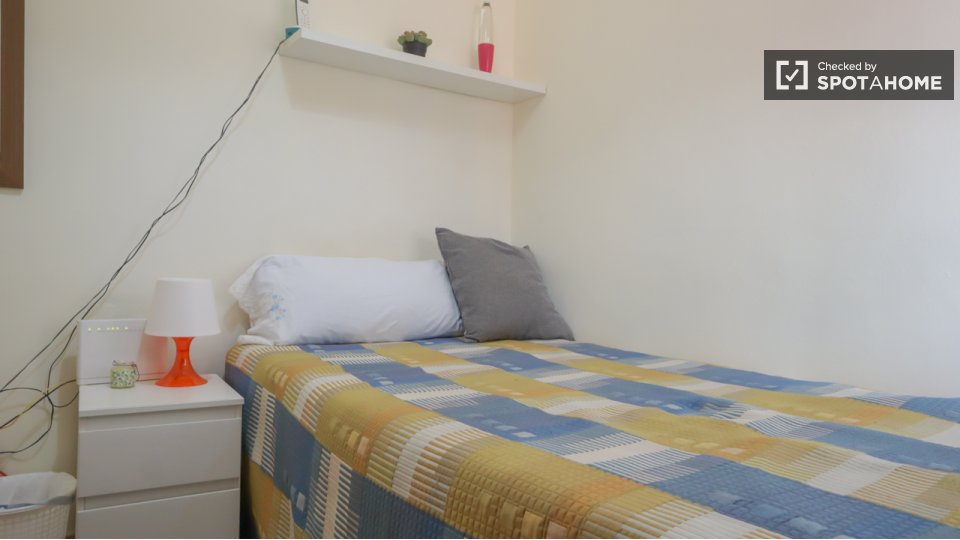 Double room Madrid, 3 beds — photo 16
