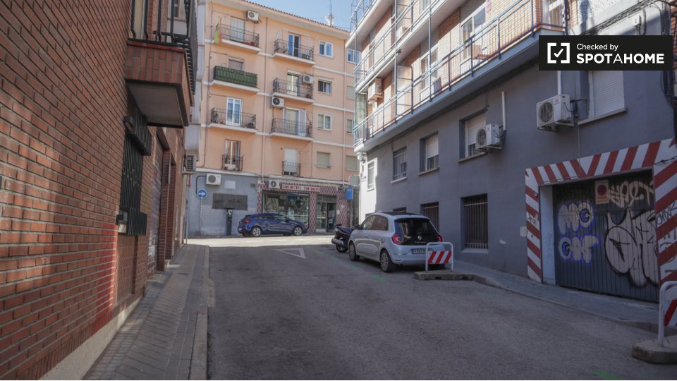 Double room Madrid, 2 beds — photo 11