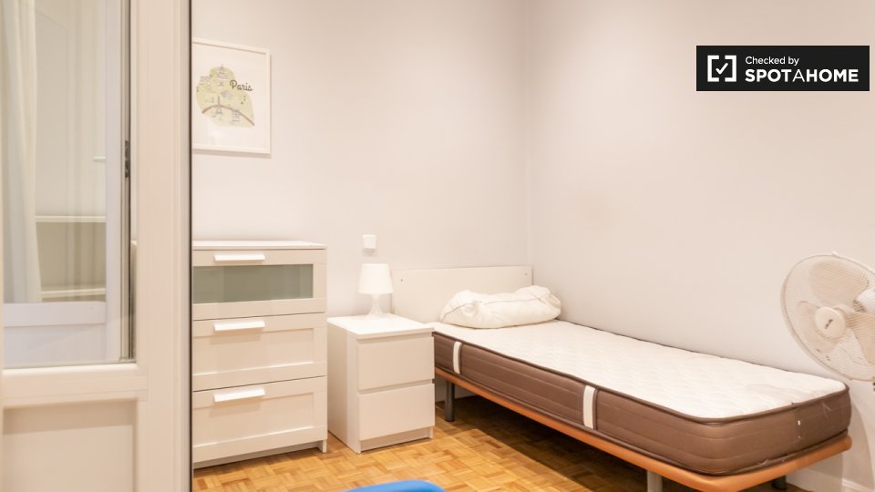 Se alquila habitación en piso de 5 dormitorios en Argüelles, Madrid