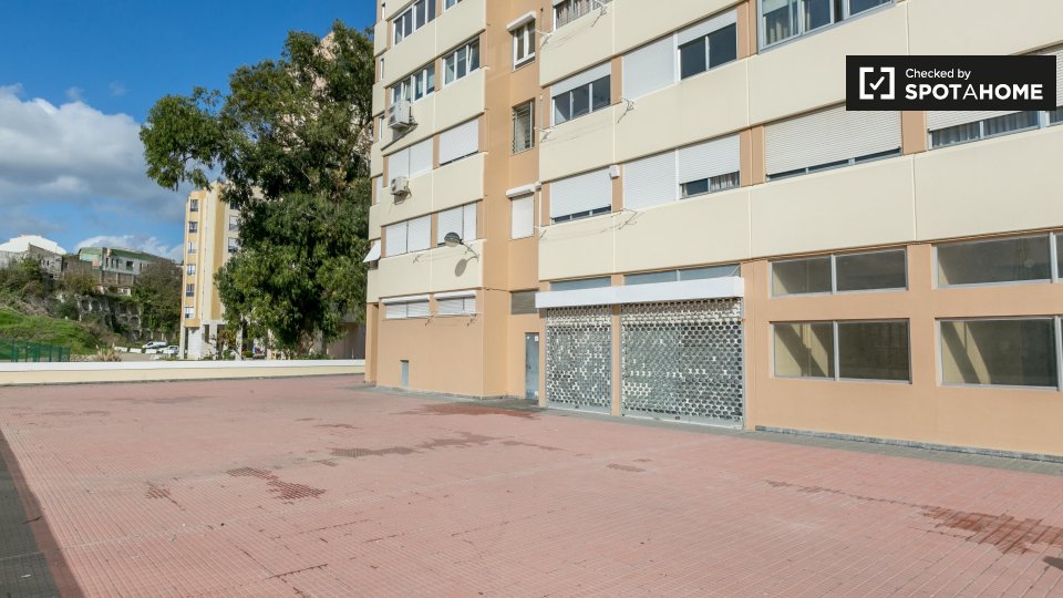 Double room Lisbon, 4 beds, 85m² — photo 17
