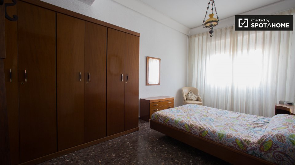 Double room Valencia, 6 beds, 150m² — photo 2