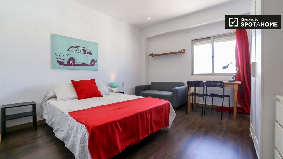 Double room Valencia, 6 beds, 110m² — photo 1